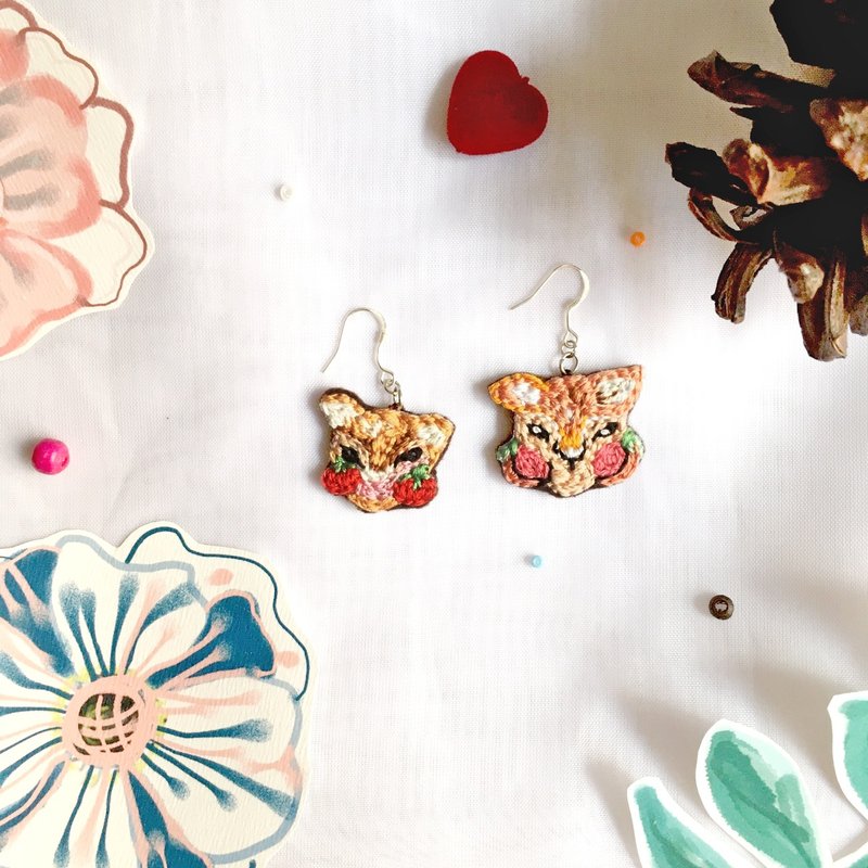 Little animal with secret fruit embroidery earrings - 耳環/耳夾/耳骨夾 - 繡線 