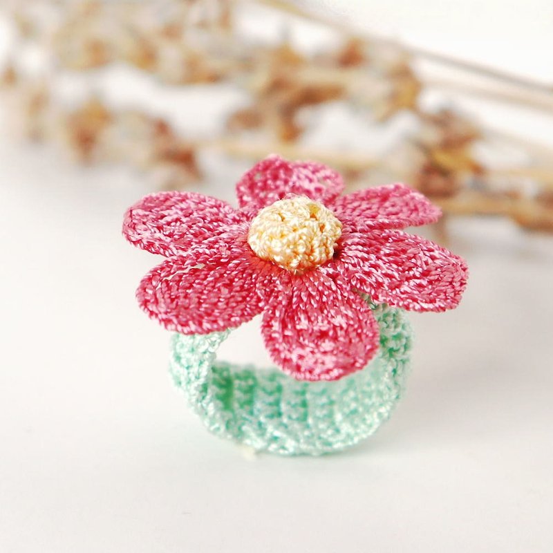 OYA crochet Ring 【DAISY】Cherry Pink - แหวนทั่วไป - ไฟเบอร์อื่นๆ สึชมพู