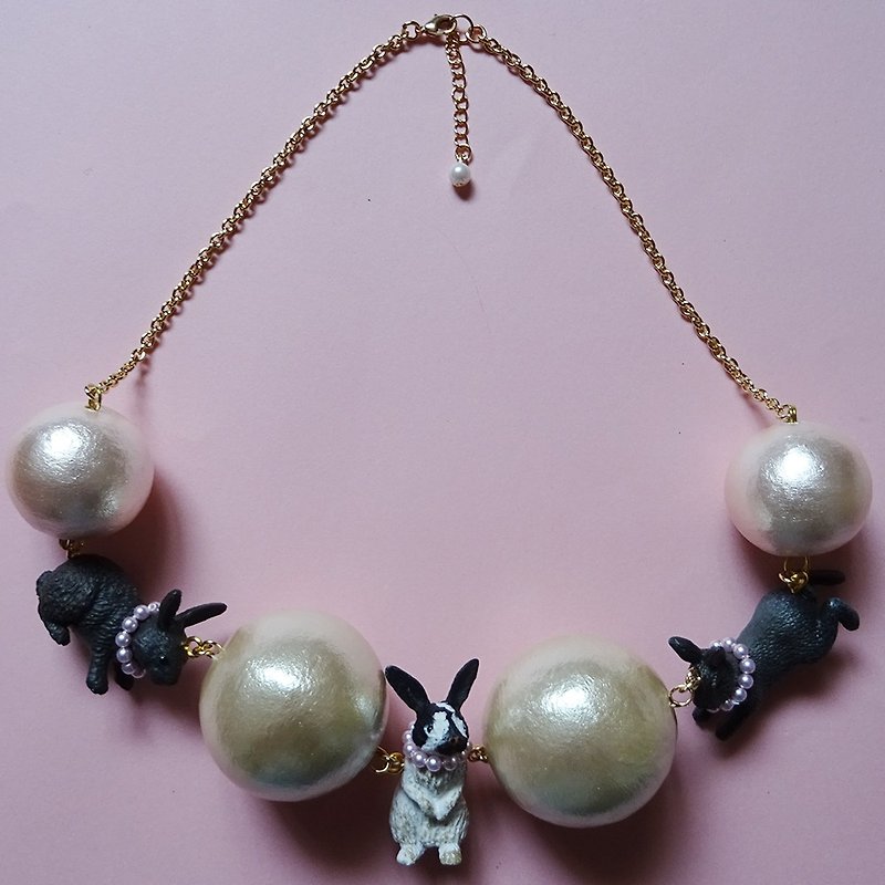 Sedmikrasky Sedmic Rusky Rabbit x Big Pearl Necklace - Necklaces - Cotton & Hemp White