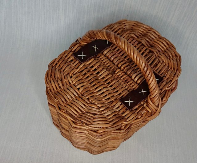 Round wicker basket with lid in natural colour. Picnic basket. Jane Birkin  bask - Shop BasketsATELIER Other - Pinkoi