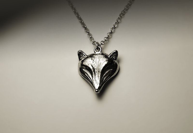 Textured big fox head necklace - สร้อยคอ - โลหะ สีเงิน