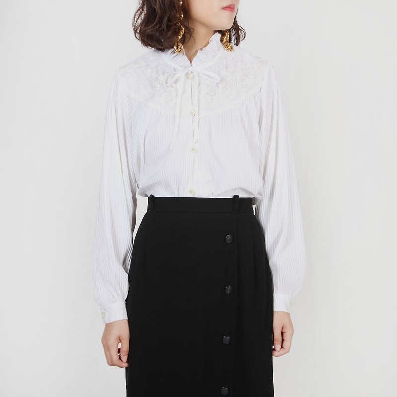 [Egg plant vintage] large and fine pleated lace pure white vintage shirt - Women's Shirts - Polyester White