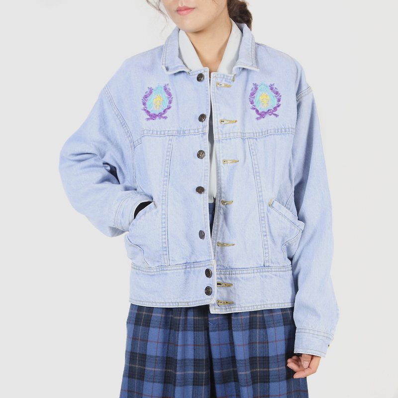 [Egg Plant Vintage] Emblem Embroidery Light Color Vintage Denim Jacket - เสื้อแจ็คเก็ต - ผ้าฝ้าย/ผ้าลินิน สีน้ำเงิน