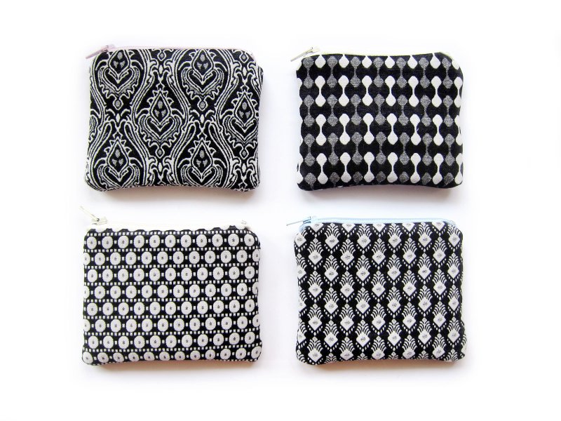 Mini Zipper Bag Coin Purse Card Holder Black and White Geometric - กระเป๋าใส่เหรียญ - ผ้าฝ้าย/ผ้าลินิน สีดำ