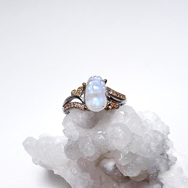 victory. Ring S925 One Picture, One Object, Healing Energy Soft l Blue Moonstone Pixiu Pipi l - General Rings - Crystal White