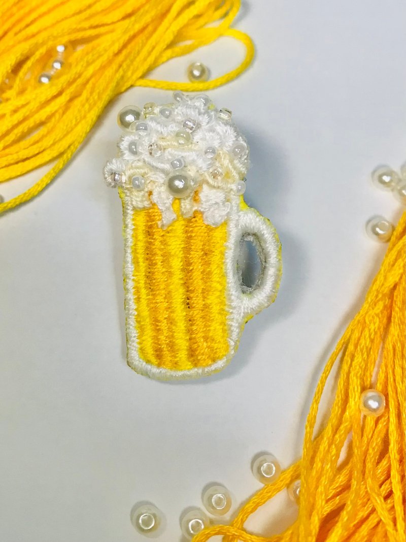 手刺繍のクリーミーな泡のビールブローチ D型 ホリデー 誕生日 手作りプレゼント - ピンバッジ・ピンズ - 刺しゅう糸 イエロー
