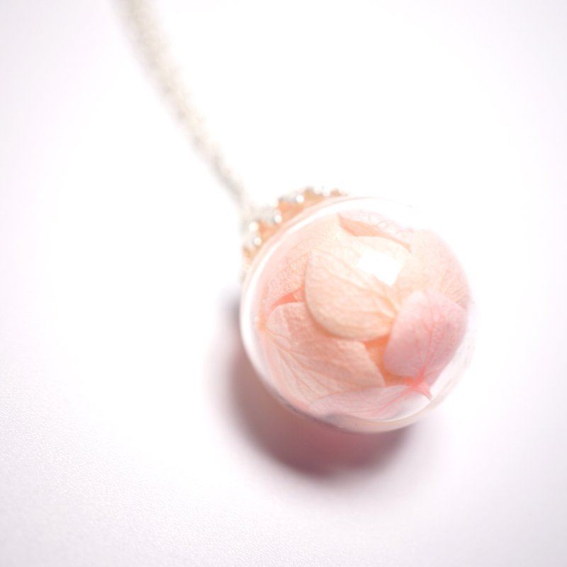 A Handmade Pink Tone Hydrangea Glass Ball Necklace - สร้อยติดคอ - พืช/ดอกไม้ 