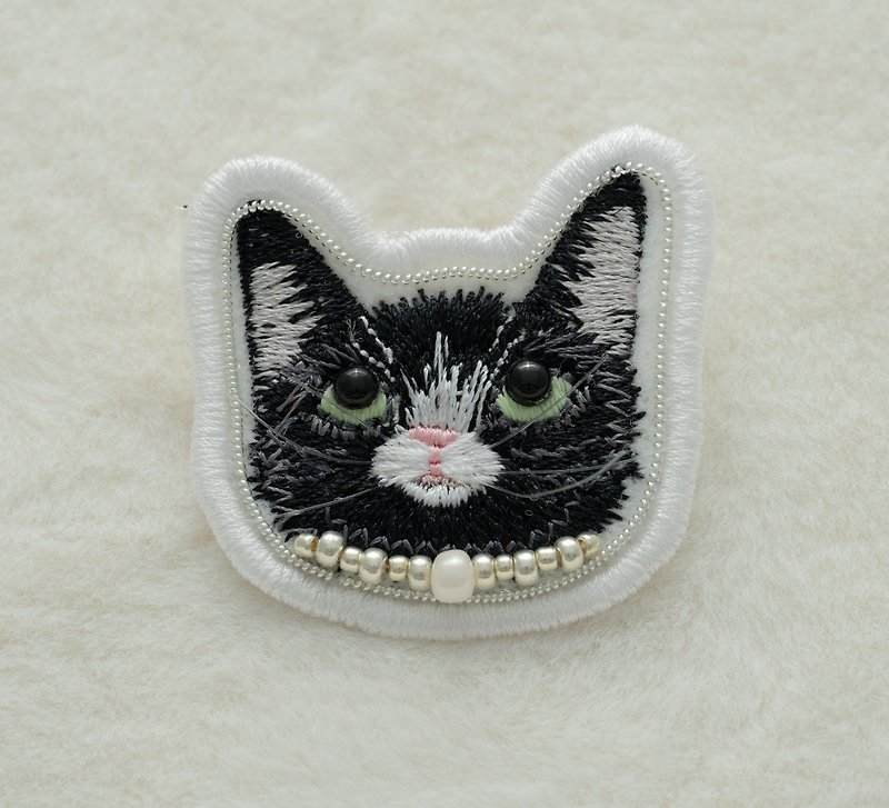 Embroidered brooch | Tuxedo cat | EVERA - เข็มกลัด - งานปัก หลากหลายสี