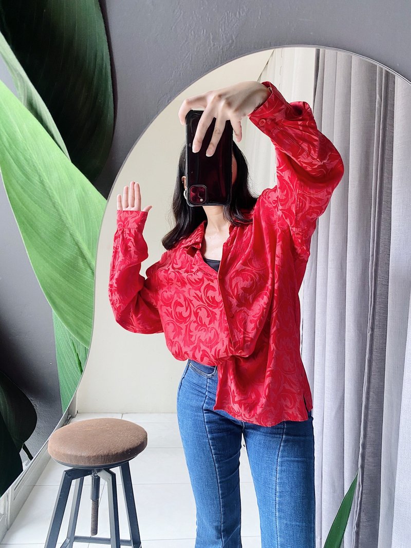 正紅色金屬圖騰刺繡光感 古著絲滑亮面襯衫上衣罩衫vintage Shirt - 女襯衫 - 絲．絹 紅色