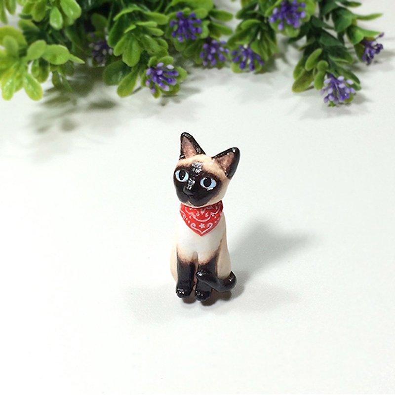 Siamese cat with red scarf brooch, Siamese cat pin, cat lover gifts - เข็มกลัด - ดินเหนียว สีนำ้ตาล