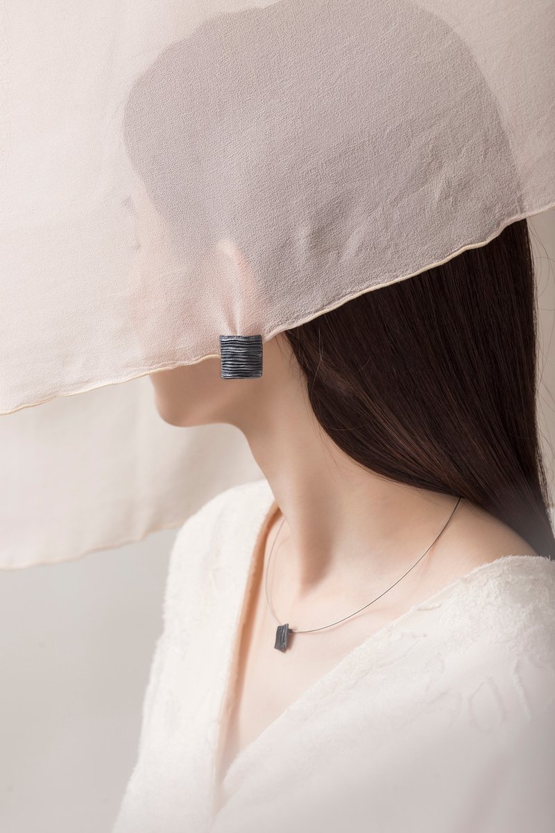 Calligraphy 墨摺 行縱耳環 Oxidized Silver Earrings - 手鍊/手環 - 純銀 黑色