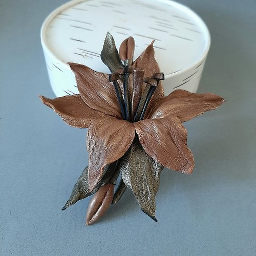 Leather Novel 胸針 brown lily leather brooch for her Leather women's jewelry
