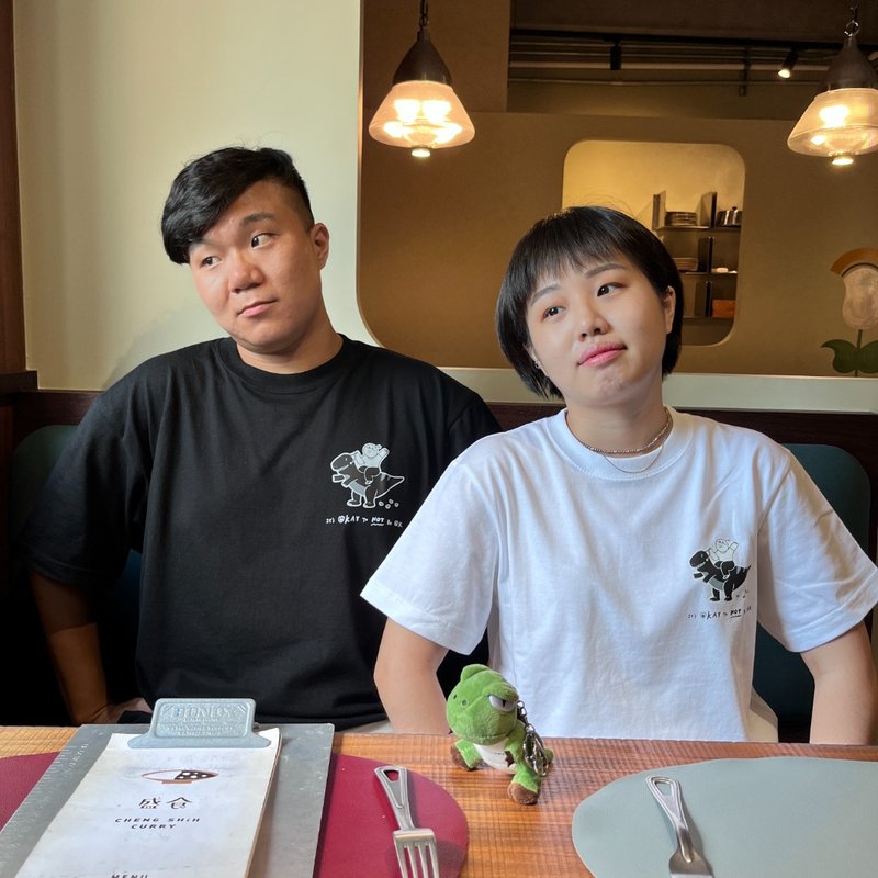 不OK也可以 | 恐龍插畫可愛T-shirt | 黑白圖案款 - 女上衣/長袖上衣 - 棉．麻 黑色