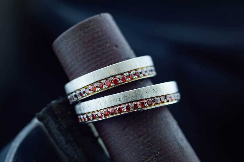 Crown of Garnets Titanium Rings - Natural Gemstones Wedding & Engagement Bands - แหวนทั่วไป - โลหะ สีเงิน