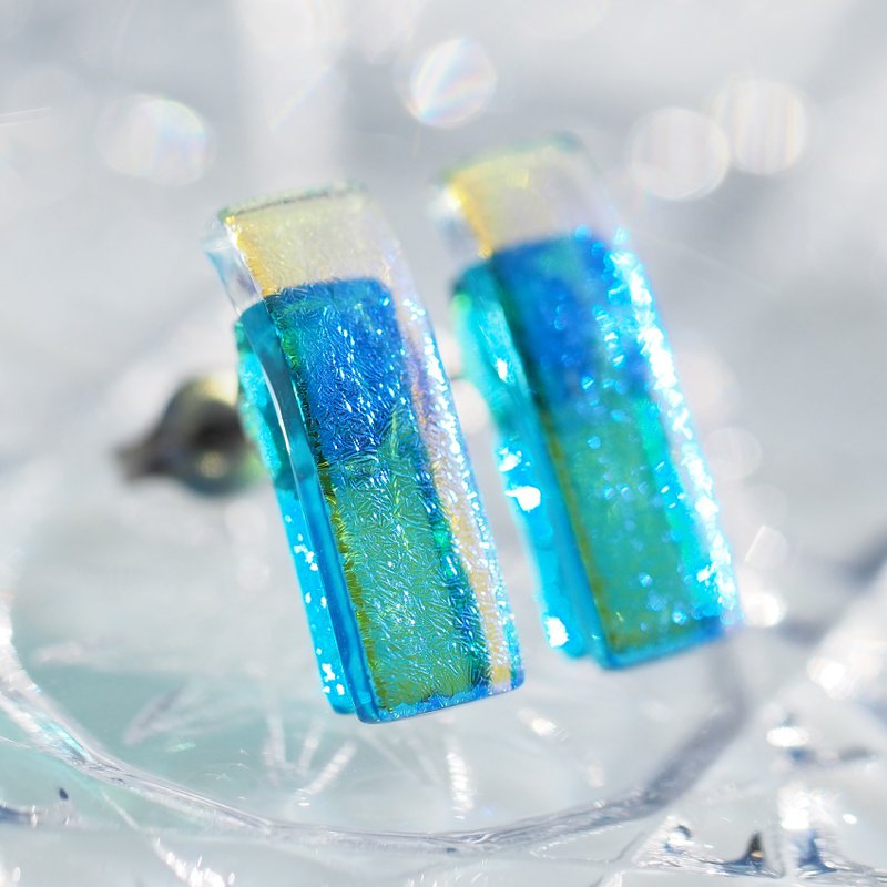 小さな光るガラス(なの【海】)チタンピアス/イヤリング【金具選べます】【受注制作】 - 耳環/耳夾/耳骨夾 - 玻璃 藍色
