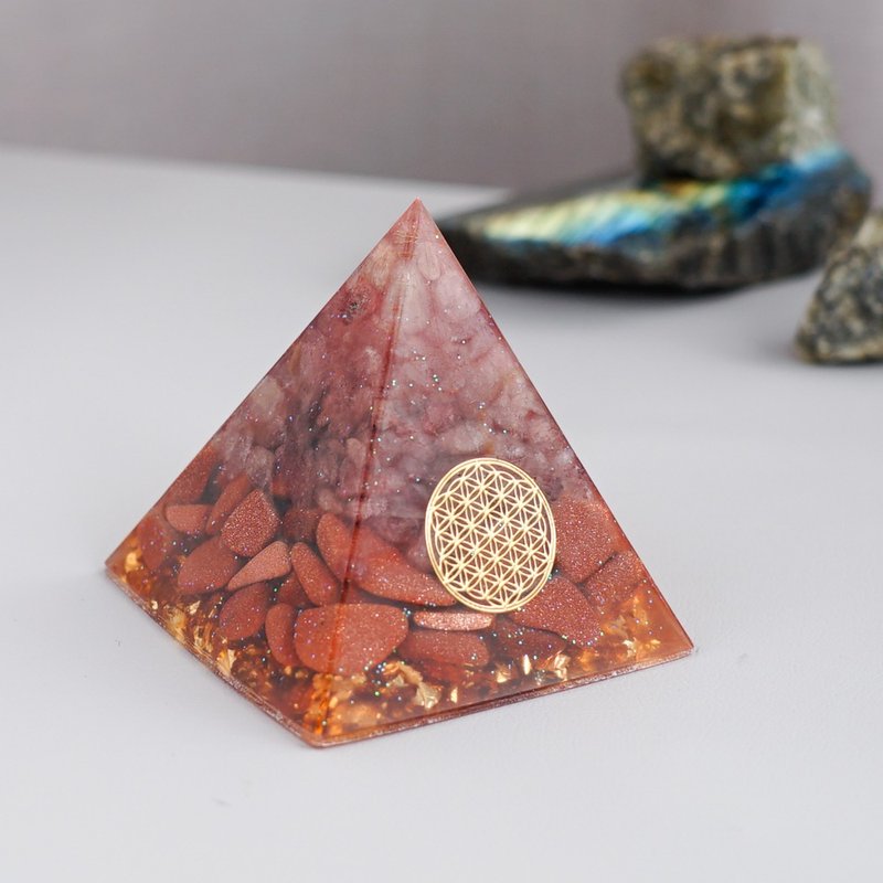 Pre-order [Strawberry Crystal, Gold Stone] Orgonite Crystal Energy Pyramid 6x6 cm - ของวางตกแต่ง - คริสตัล หลากหลายสี