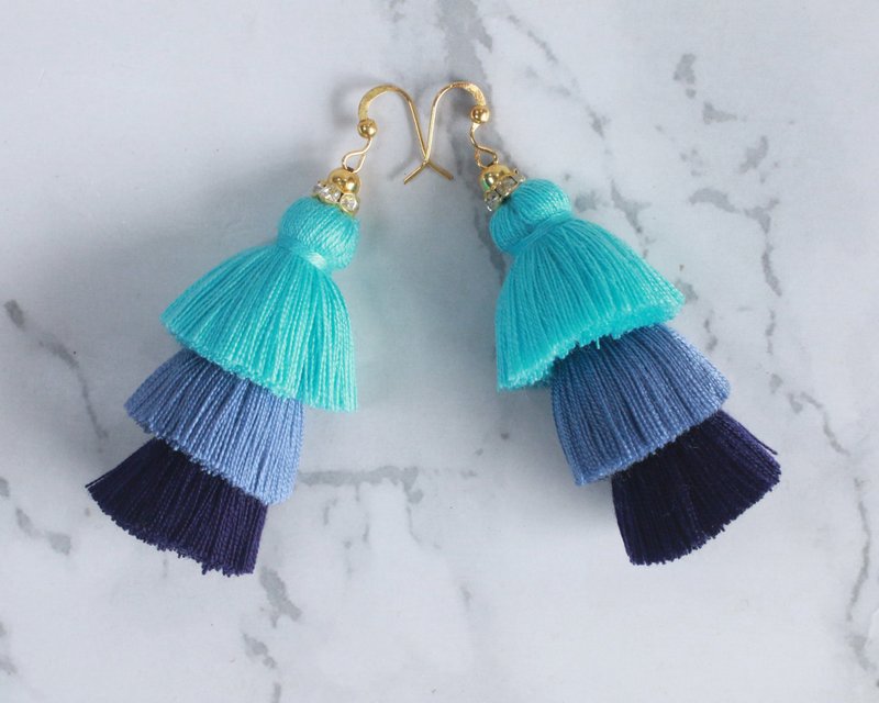 Nautical Gradient Blue Bohemian Layered Tassel Dangle Earrings - ต่างหู - ผ้าฝ้าย/ผ้าลินิน สีน้ำเงิน