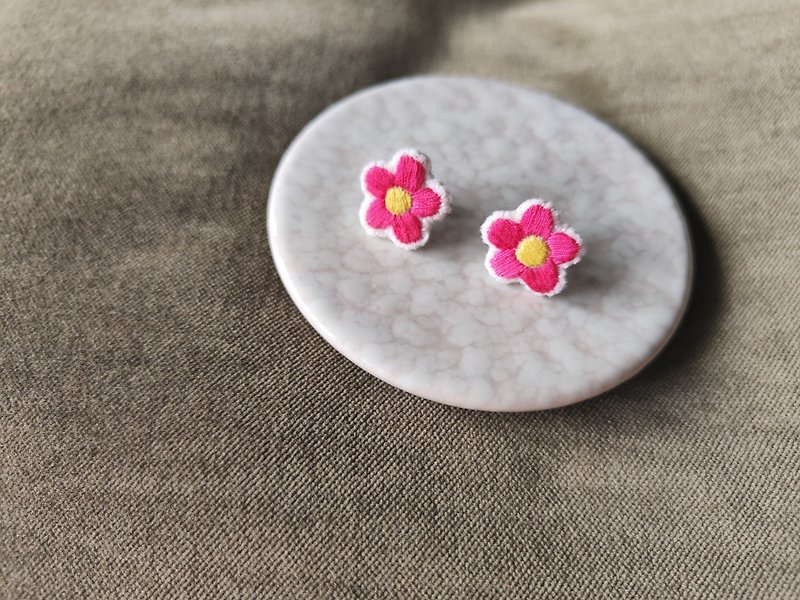 手工刺繡 | pink flower粉色的花耳釘 - 耳環/耳夾 - 繡線 粉紅色