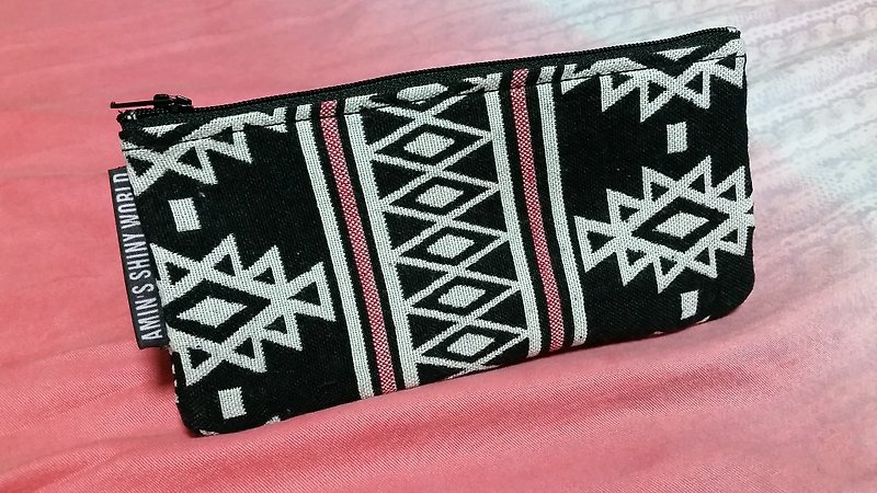 A MIN totem black and white hand-knit ethnic rough pencil - กระเป๋าเครื่องสำอาง - ผ้าฝ้าย/ผ้าลินิน สีดำ