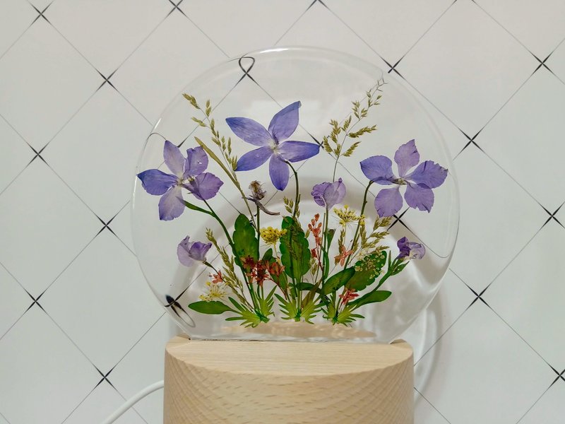 手作押花療愈LED小夜燈 | 圓形押花暖心小夜燈 | 紫色款 - 燈具/燈飾 - 樹脂 多色