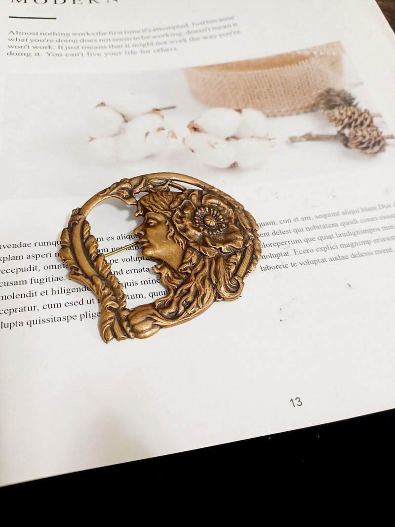 vintage jewelry  古典銅質花神少女浮雕 別針 胸針 - 胸針 - 其他金屬 