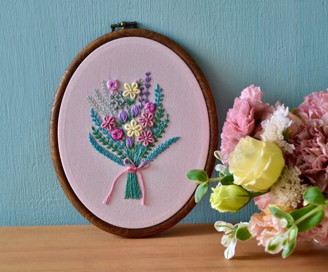 楕円形の絵画が咲くフランスの刺繡色とりどりの花 - ショップ 