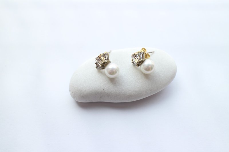 Shell zircon brass handmade earrings - Earrings & Clip-ons - Copper & Brass Gold