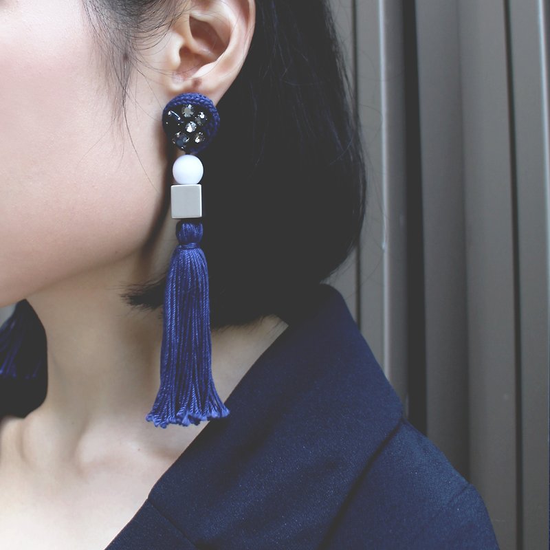 手作流蘇手鈎耳環 印度礦石閃面珠日本玻璃珠 客製化 深寶藍色 - 耳環/耳夾 - 壓克力 藍色