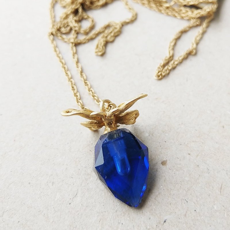 American antique jewelry golden butterfly leaf strawberry blue gemstone necklace - สร้อยคอ - เครื่องประดับ สีทอง