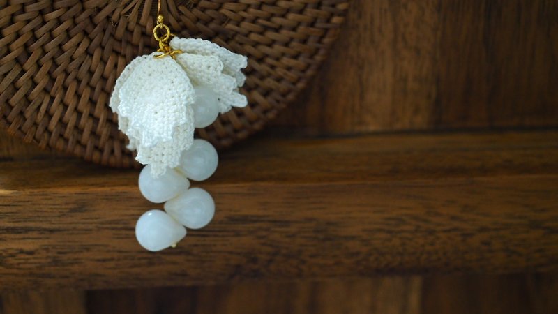 Crystal jade grape handmade crochet glass bead ear needles - ต่างหู - ผ้าฝ้าย/ผ้าลินิน 