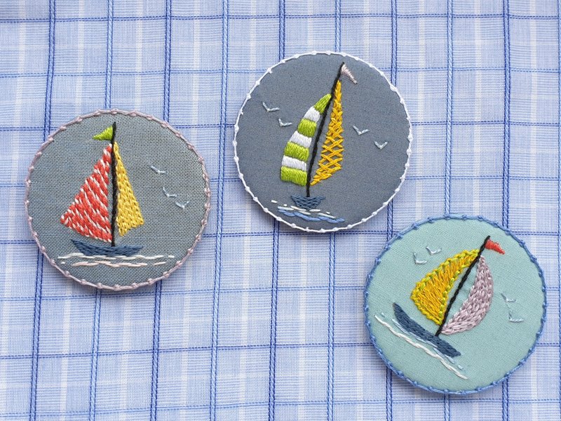 手刺繡/sailboat/帆船圖案別針/ABC三款 - 胸針 - 繡線 