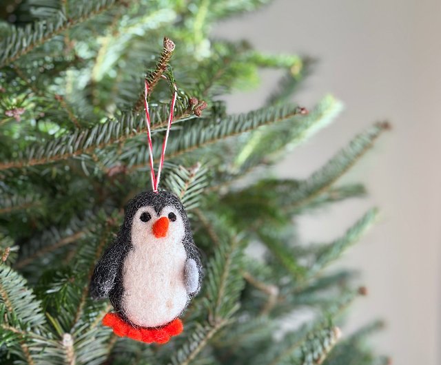 羊毛フェルトのクリスマスオーナメント - ペンギンキャッチフィッシュ / ホワイト