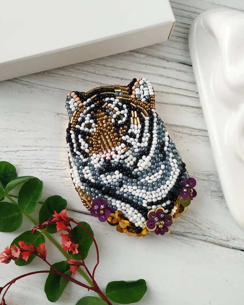 Tiger brooch, Gift for tiger lovers, BeadeTiger pin, Handmade Embroidered animal - 胸針 - 玻璃 咖啡色