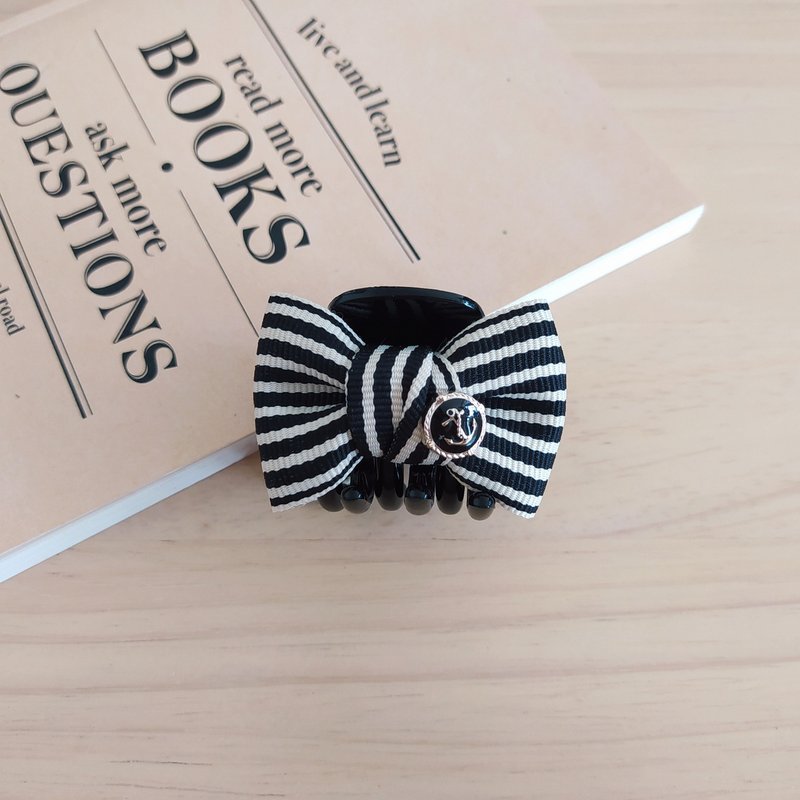 Navy style black and white pattern small shark clip - เครื่องประดับผม - วัสดุอื่นๆ สีดำ