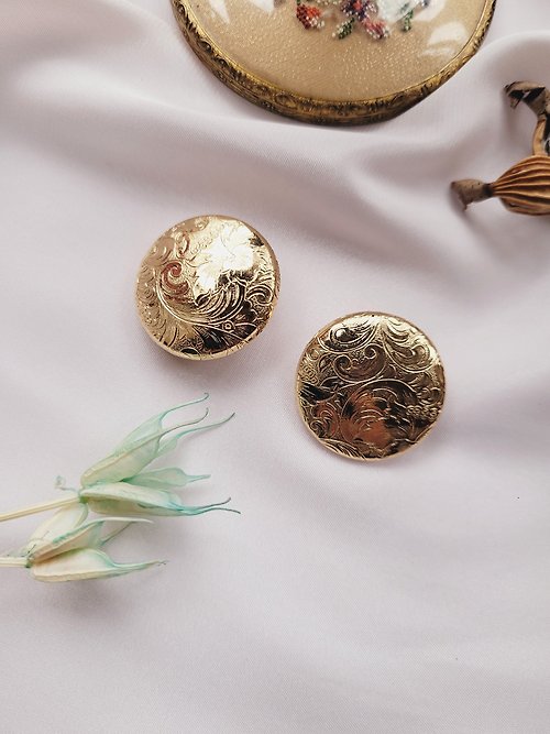 Hale黑爾典藏西洋古董 美國西洋古董飾品 /金色精緻雕花藤葉夾式耳環 Vintage復古老件珠寶
