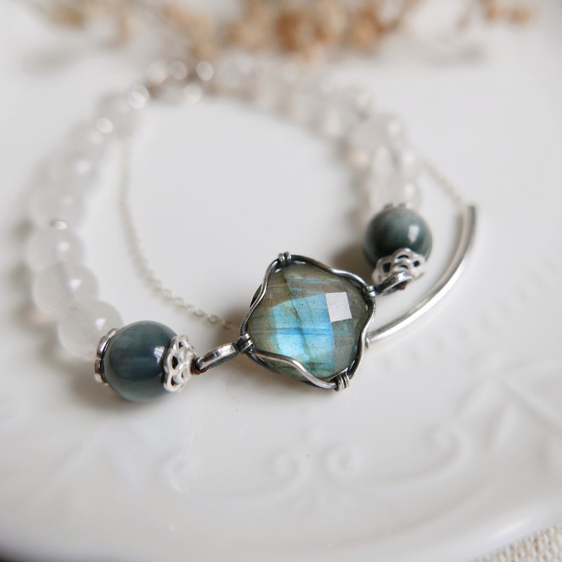 handmade silver labradorite bracelet - สร้อยข้อมือ - เครื่องเพชรพลอย สีน้ำเงิน
