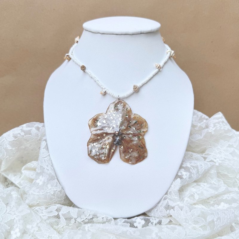 Natural color Vanda orchid necklace decorated with glitter - 項鍊 - 植物．花 卡其色