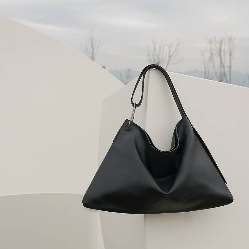 Equilateral Triangle Hobo Bag_Italian Napa Leather - กระเป๋าแมสเซนเจอร์ - หนังแท้ สีดำ