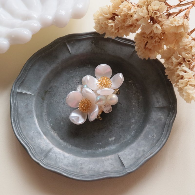 クリップ付き花水木のブローチ ホワイト　上品 ヴィンテージ風 パール はなみずき ハナミズキ 花 フラワー 春 チェコガラス チェコビーズ セラスパール 白 - 胸針 - 玻璃 白色