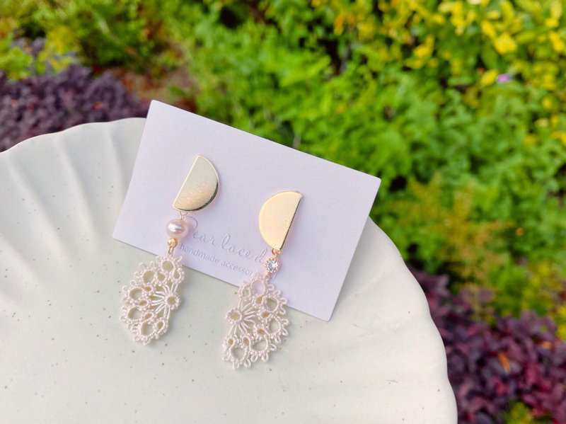 Moon with Handmade Lace Freshwater Pearl Nickel-Free Allergy-Free Metal Earrings - ต่างหู - ผ้าฝ้าย/ผ้าลินิน ขาว