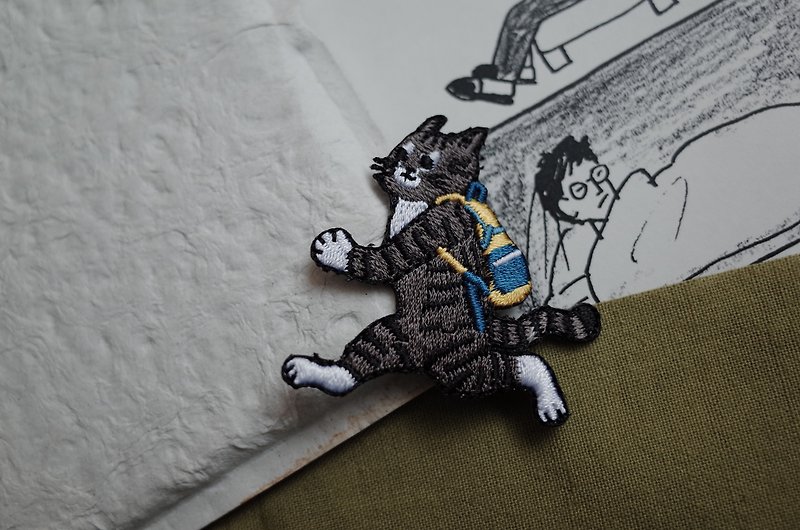 Three Cats Spring Outing Embroidery - Running Cat Backpack - เย็บปัก/ถักทอ/ใยขนแกะ - เส้นใยสังเคราะห์ สีเทา