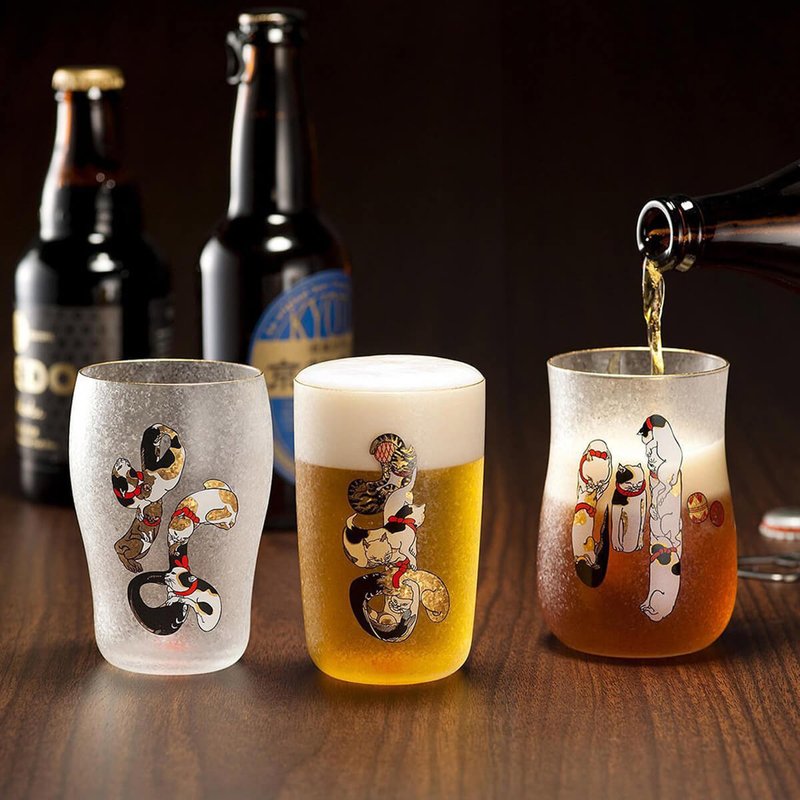 (3-piece wooden box gift box set) [Japanese ADERIA] Edo Cat Hiragana Ukiyoe Beer Mug Three-piece Set - แก้วไวน์ - แก้ว สีทอง