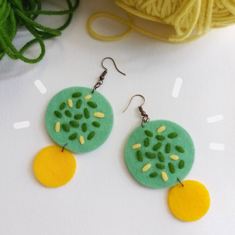Colorful free-form dangle design with hand-stitching on felt - 耳環/耳夾/耳骨夾 - 繡線 