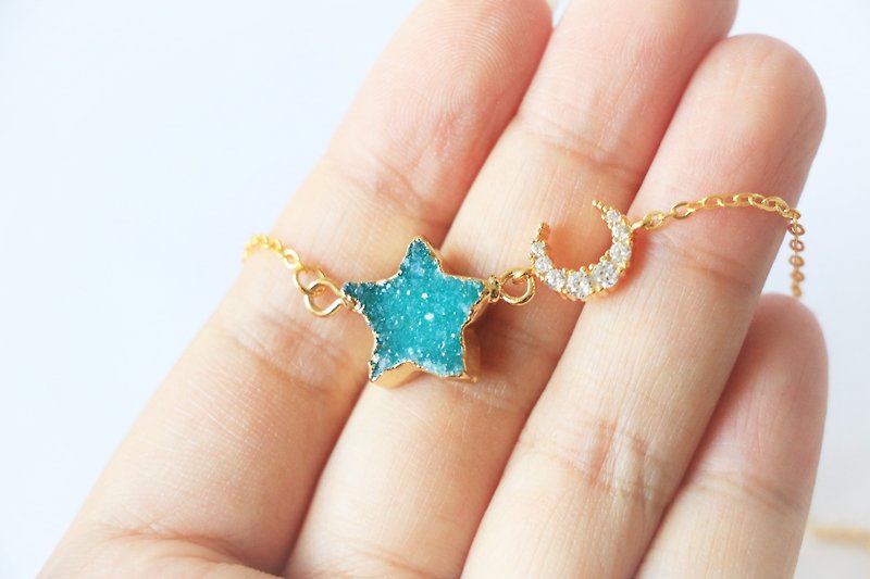 Druzy agate moon and star necklace - natural crystal necklace 18k gold plated - สร้อยคอ - เครื่องเพชรพลอย สีน้ำเงิน