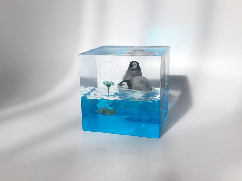 浮冰企鵝環氧樹脂工藝品/創意手工滴膠小夜燈 - 擺飾/家飾品 - 樹脂 藍色