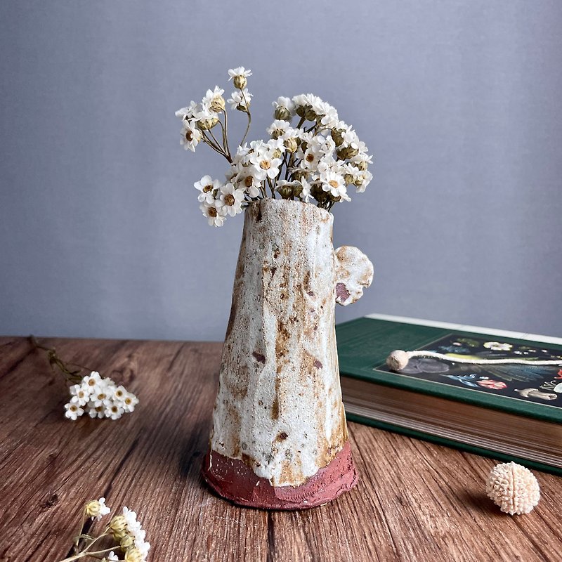 春のホワイトコニカル野花の花瓶 - 花瓶・植木鉢 - 陶器 ブラウン