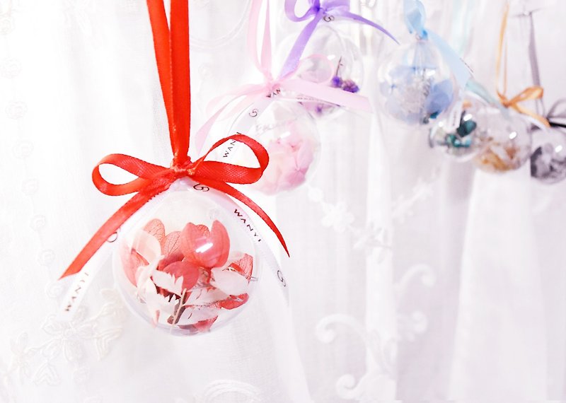 Permanent flower ball pendant, small flower ball, dry flower, non-witherable flower, wedding souvenir, bridesmaid gift, birthday etiquette - ที่ห้อยกุญแจ - พืช/ดอกไม้ หลากหลายสี