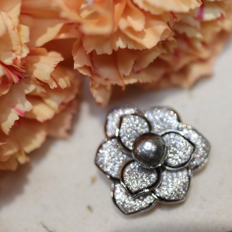 [New arrival in Japan - Straight out] [Xiao Xiao Huang Ye] Seawater Pearl Brooch | Pearl of Melancholy - เข็มกลัด - ไข่มุก 