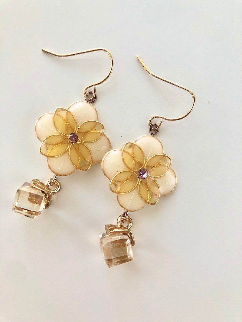 [Limited Edition] Window Flower Impression Earrings [Time Jewelry Box-Amber Yellow] - Earrings & Clip-ons - Resin Yellow