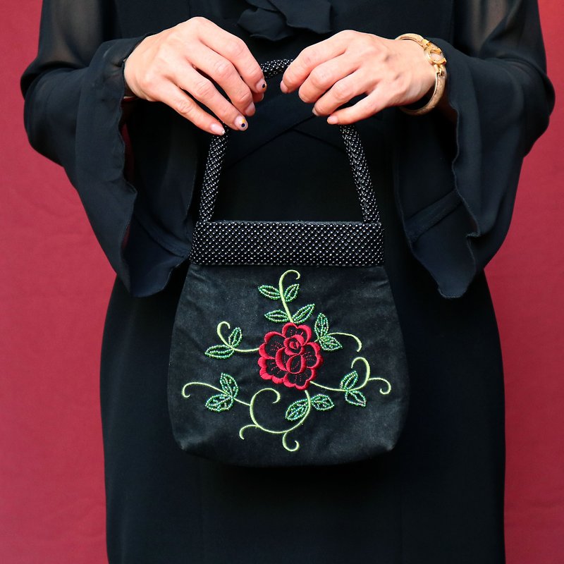 Pumpkin Vintage. Antique suede embroidered rose handmade embroidered beaded handbag - กระเป๋าถือ - วัสดุอื่นๆ สีดำ
